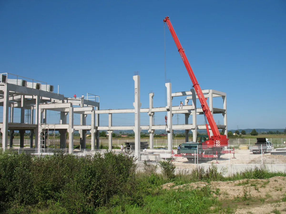 Montažna betonska hala s dizalicom