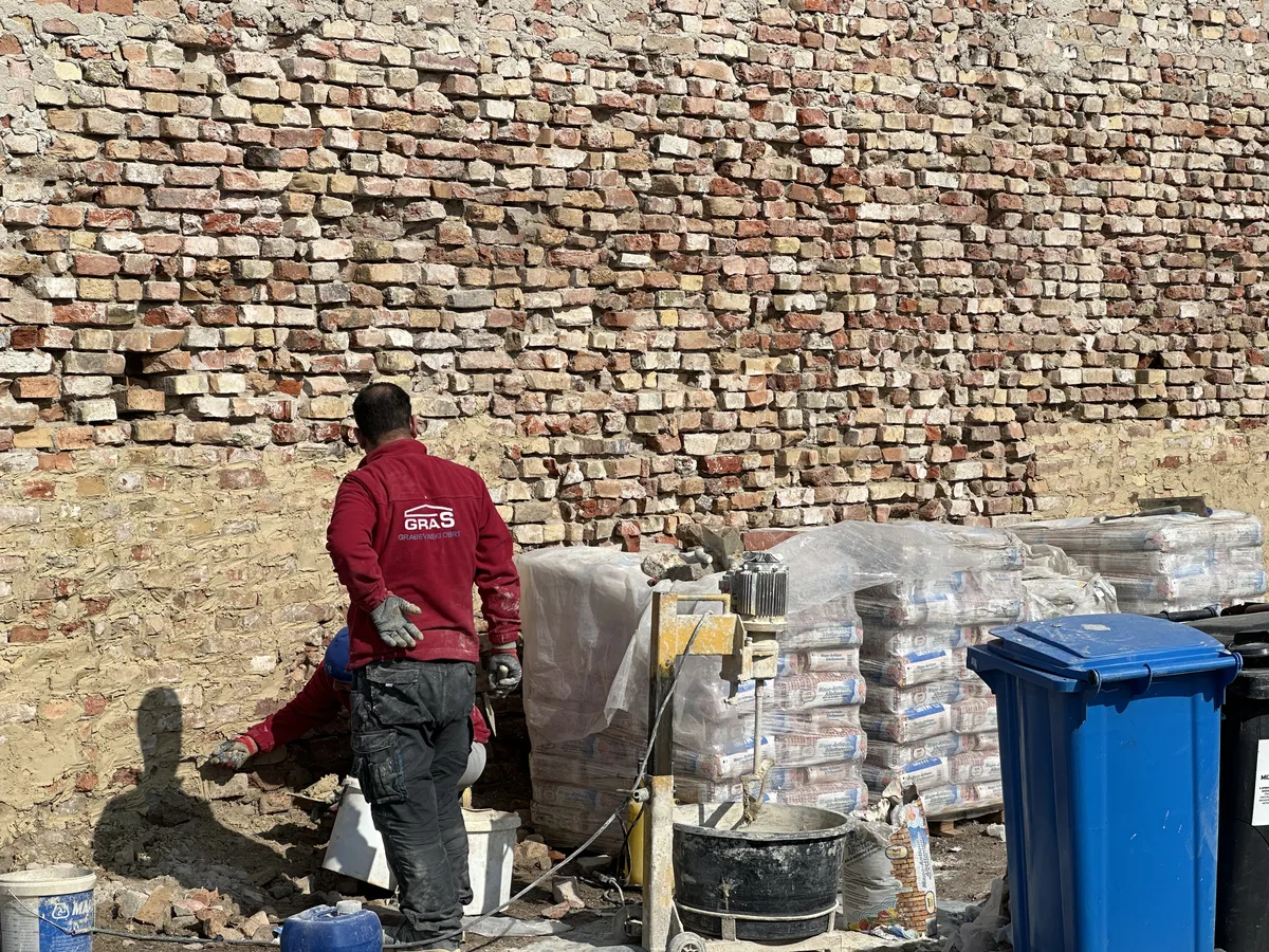 Radnik uz zid od opeke, Sisak