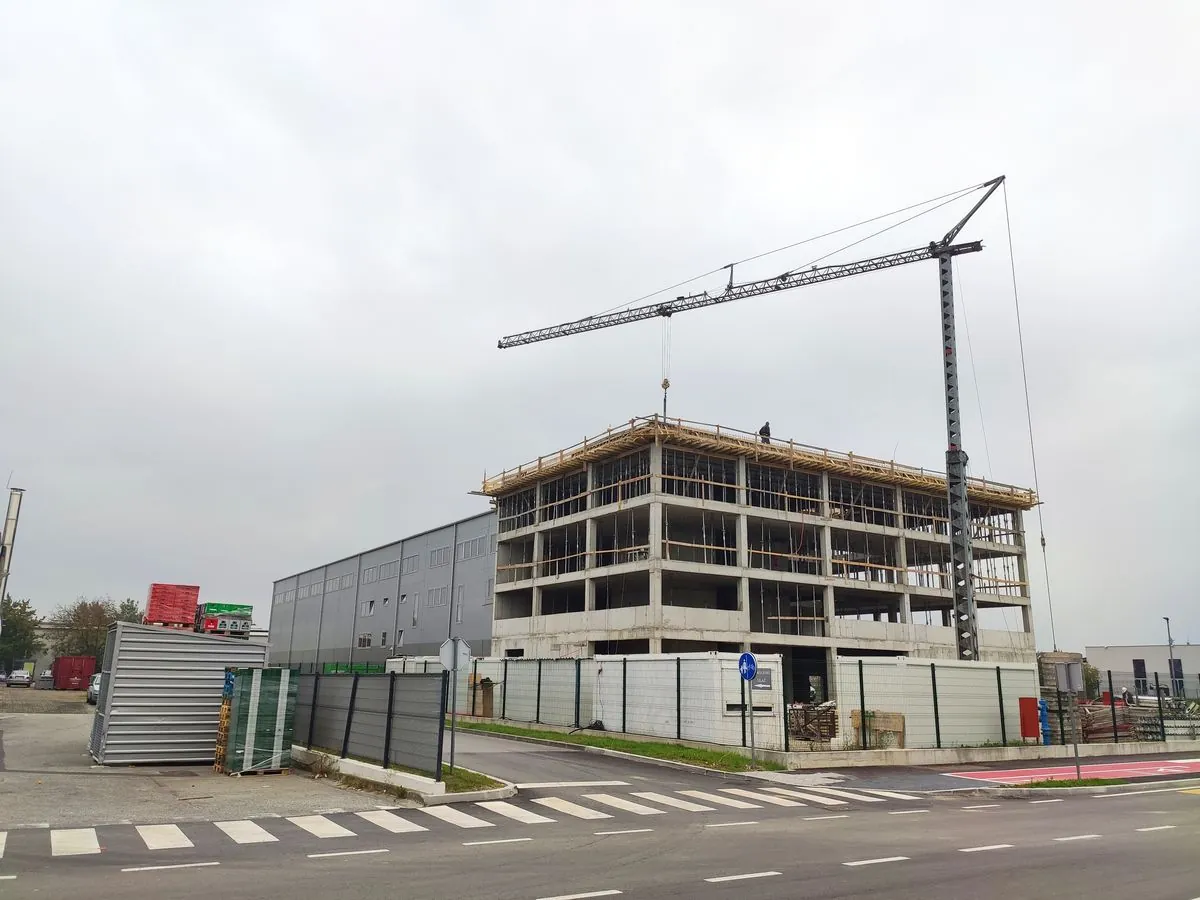 Stručno-financijski nadzor i zaštita na radu na gradilištima: dilatacija 2 proizvodno-poslovne zgrade Milsing, Velika Gorica, fotografija 1