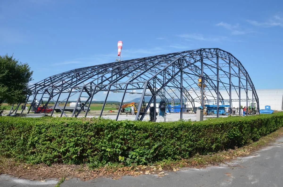 Site health and safety: renovation of a helicopter hangar, Lučko